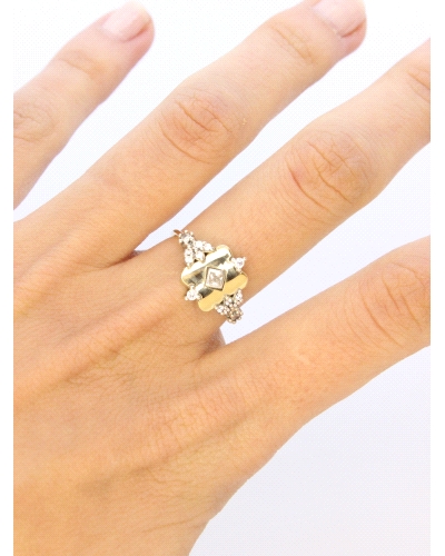 <P>Anillo de oro macizo de 9 quilates y&nbsp;plata de ley (925). </P>
<P>Espinelas blancas.</P>
<P>Si necesitas una talla dist