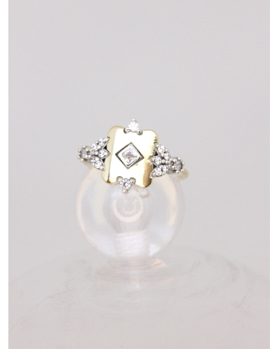 <P>Anillo de oro macizo de 9 quilates y&nbsp;plata de ley (925). </P>
<P>Espinelas blancas.</P>
<P>Si necesitas una talla dist