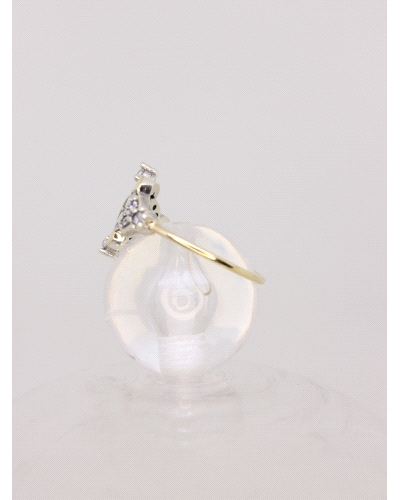 <P>Anillo de oro macizo de 9 quilates y&nbsp;plata de ley (925). </P>
<P>Espinelas blancas.</P>
<P>Si necesitas una talla dist