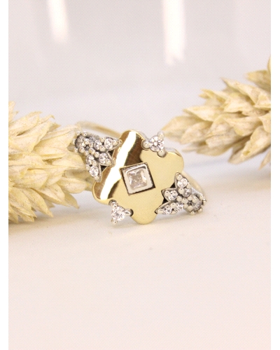 <P>Anillo de oro macizo de 9 quilates y&nbsp;plata de ley (925). </P>
<P>Espinelas blancas.</P>
<P>Si necesitas una talla dist