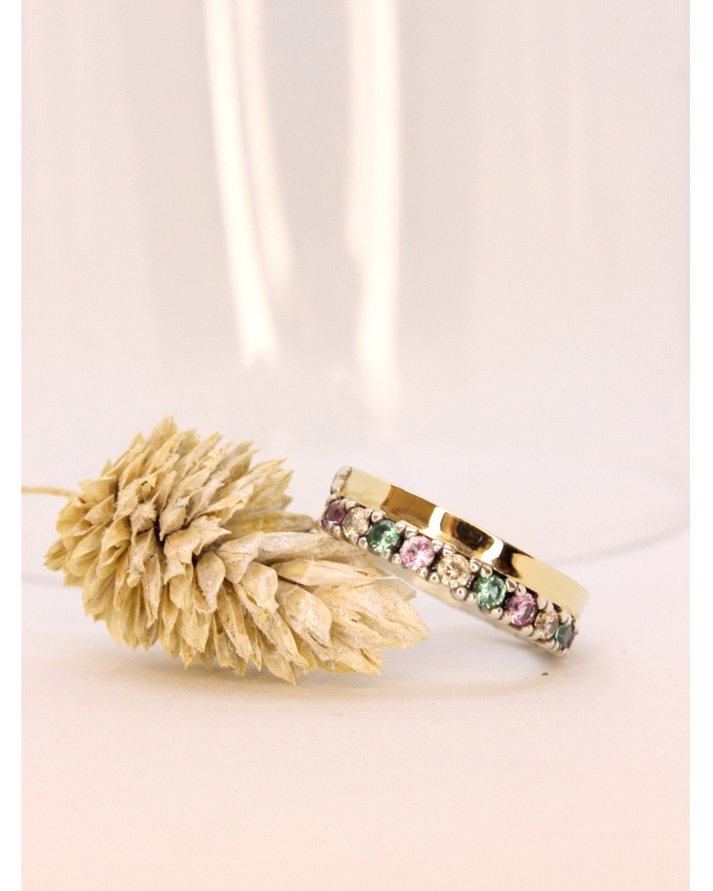 Anillo de plata de ley (925) y láminas de oro macizo. <BR><BR>Espinelas multicolor.<BR><BR>Si necesitas una talla distinta a la 