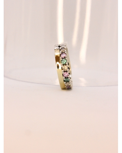 Anillo de plata de ley (925) y láminas de oro macizo. <BR><BR>Espinelas multicolor.<BR><BR>Si necesitas una talla distinta a la 