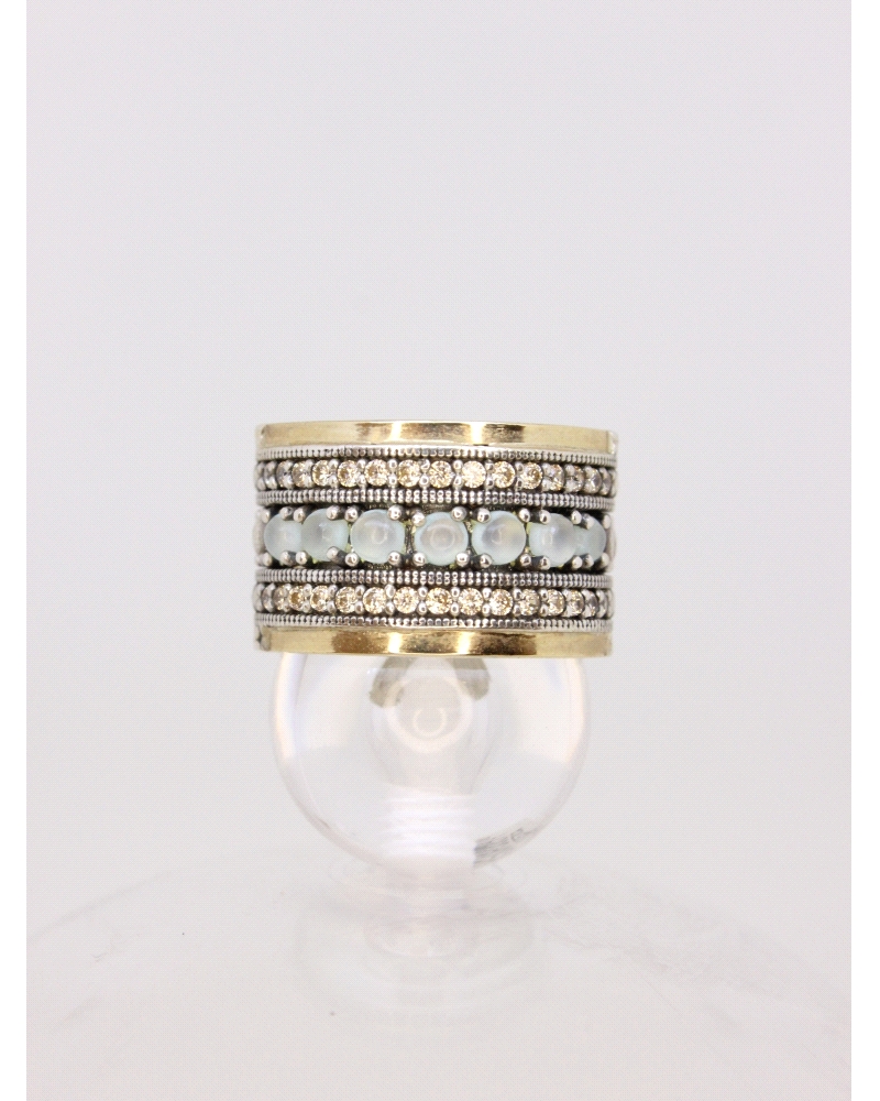 <P>Anillo de plata de ley (925) y láminas de oro macizo. </P>
<P>Espinelas champagne y calcedonia.</P>
<P>Si necesitas una tal