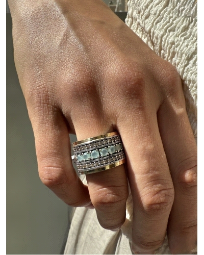 <P>Anillo de plata de ley (925) y láminas de oro macizo. </P>
<P>Espinelas champagne y calcedonia.</P>
<P>Si necesitas una tal