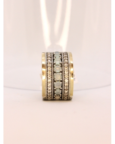 <P>Anillo de plata de ley (925) y láminas de oro macizo. </P>
<P>Espinelas champagne y calcedonia.</P>
<P>Si necesitas una tal