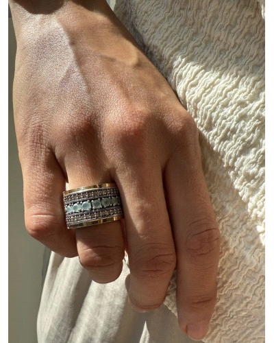 <P>Anillo de plata de ley (925) y láminas de oro macizo. </P>
<P>Espinelas champagne y calcedonia.</P>
<P>Si necesitas una tal