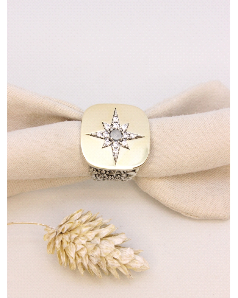 <P>Anillo de plata de ley (925) y láminas de oro macizo. </P>
<P>Espinelas blancas y calcedonia.</P>
<P>Si necesitas una talla