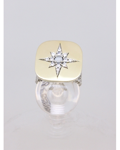 <P>Anillo de plata de ley (925) y láminas de oro macizo. </P>
<P>Espinelas blancas y calcedonia.</P>
<P>Si necesitas una talla