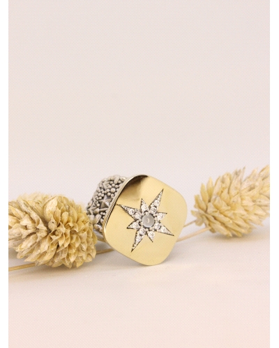 <P>Anillo de plata de ley (925) y láminas de oro macizo. </P>
<P>Espinelas blancas y calcedonia.</P>
<P>Si necesitas una talla