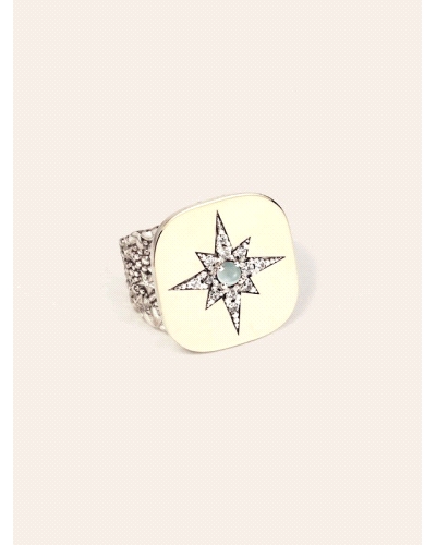 <P>Anillo de plata de ley (925) y láminas de oro macizo. </P>
<P>Espinelas blancas y calcedonia.</P>
<P>Si necesitas una talla