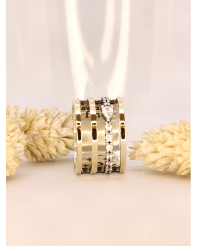 <P>Anillo de plata de ley (925) y láminas de oro macizo. </P>
<P>Espinelas blancas.</P>
<P>Si necesitas una talla distinta a l