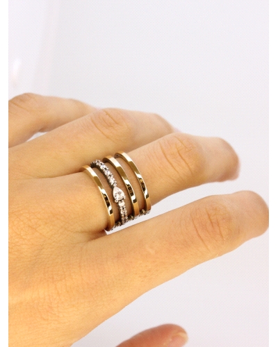 <P>Anillo de plata de ley (925) y láminas de oro macizo. </P>
<P>Espinelas blancas.</P>
<P>Si necesitas una talla distinta a l