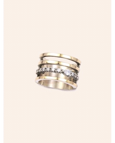 <P>Anillo de plata de ley (925) y láminas de oro macizo. </P>
<P>Espinelas blancas.</P>
<P>Si necesitas una talla distinta a l