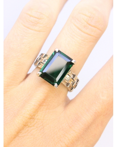 <P>Anillo de plata de ley (925) </P>
<P>Circonita verde.</P>
<P>Si necesitas una talla distinta a la indicada en la caja de ta