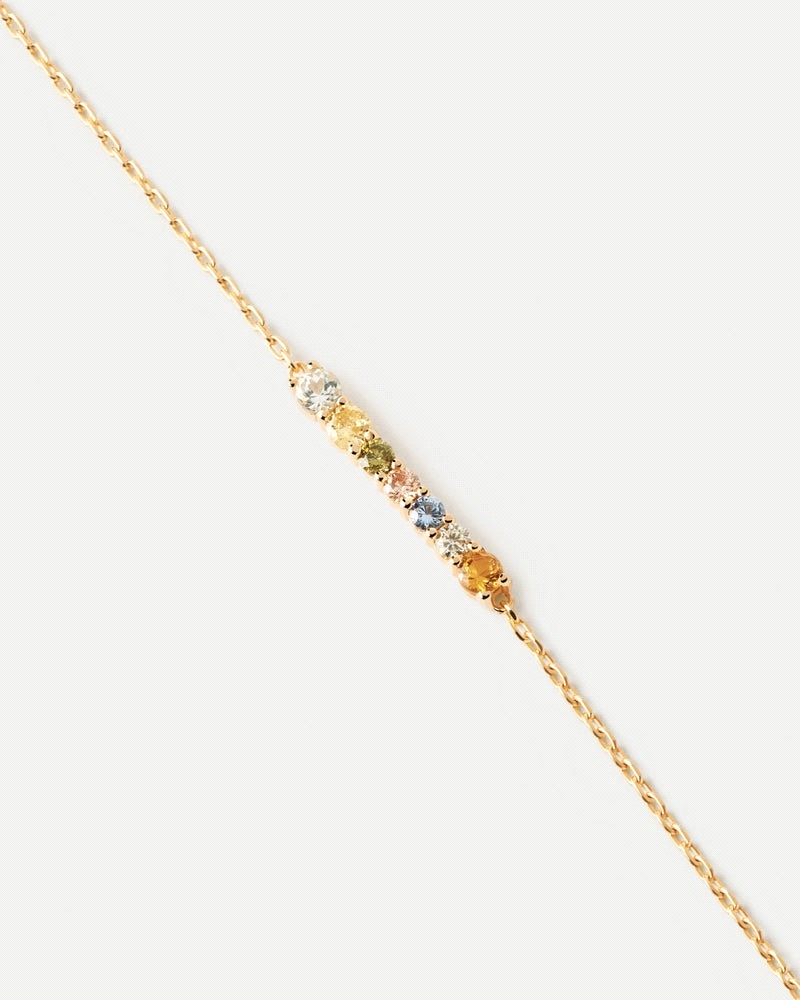 Pulsera de plata bañada en oro con un set ondulado de circonitas multicolores