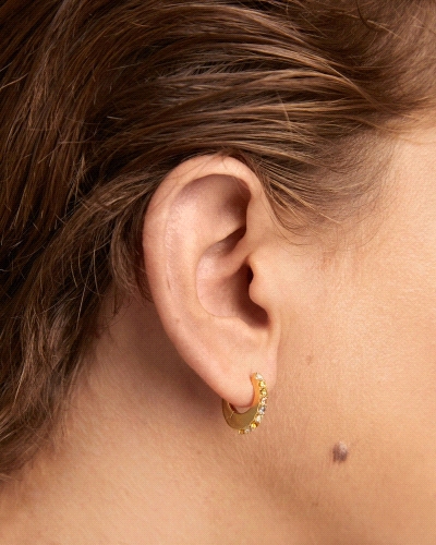 Aros de plata bañada en oro adornados con circonitas cúbicas multicolores