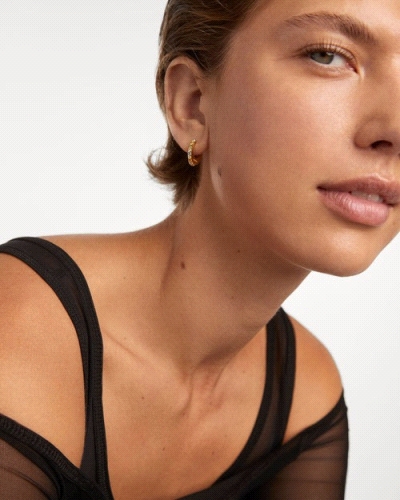 Aros de plata bañada en oro adornados con circonitas cúbicas multicolores