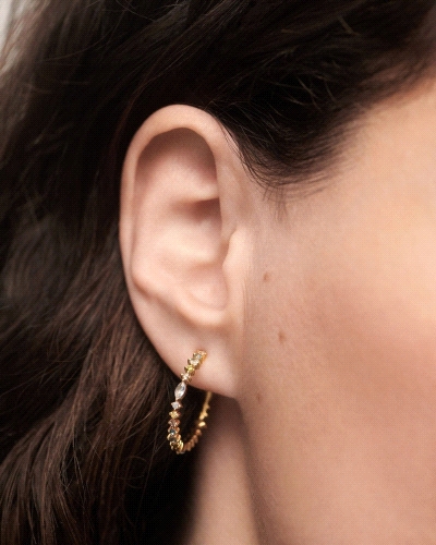 Aros abiertos adornados con circonitas multicolor con tamaños y formas diferentes