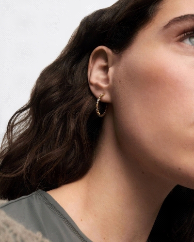 Aros abiertos adornados con circonitas multicolor con tamaños y formas diferentes