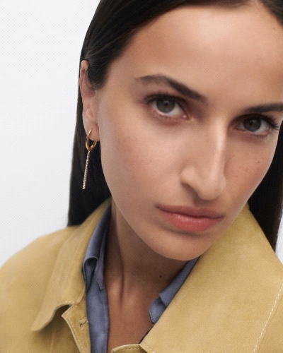 Aros delicados con colgante largo adornado con circonitas en forma de gota