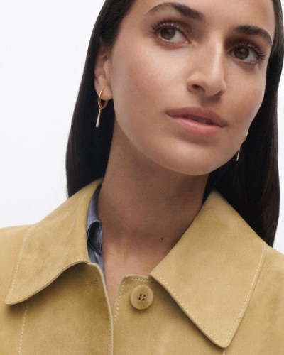 Aros delicados con colgante adornado con circonitas en forma de gota