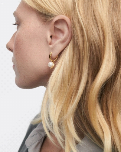 Pendientes de aro modernos con colgante fluido de perla cultivada de agua dulce