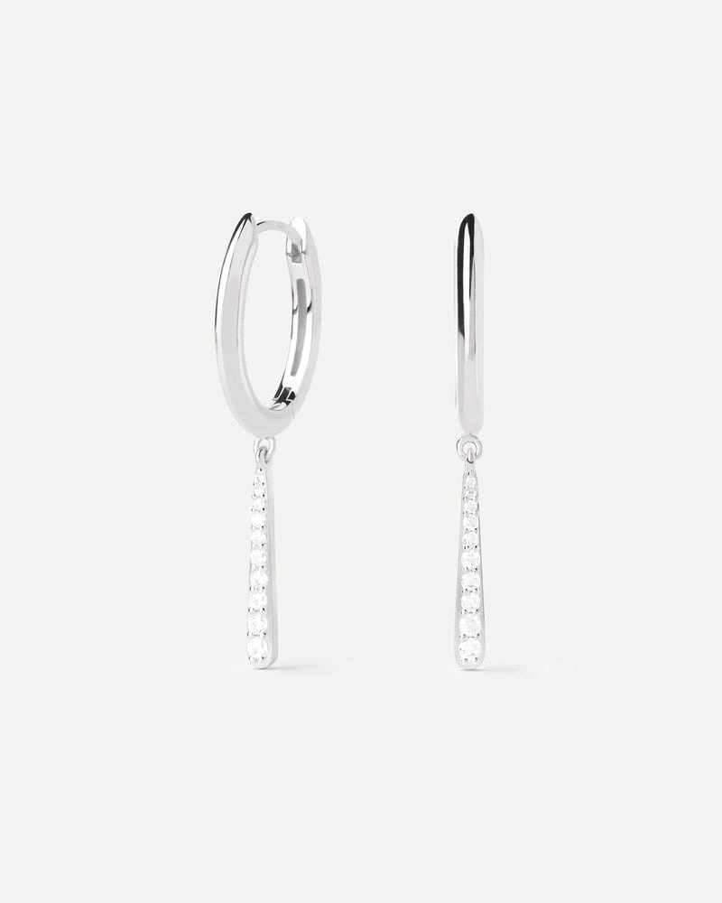 Aros delicados de plata con colgante adornado con circonitas en forma de gota