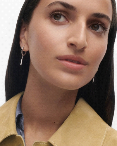 Aros delicados de plata con colgante adornado con circonitas en forma de gota