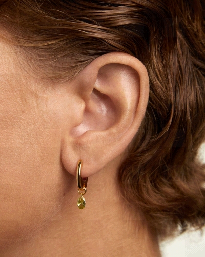 Aros de plata bañada en oro con un colgante de circonita verde en forma de gota