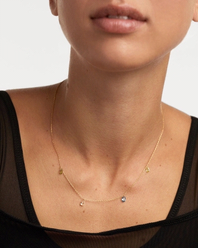 Collar cadena con cuatro colgantes de circonitas multicolores en forma de gota