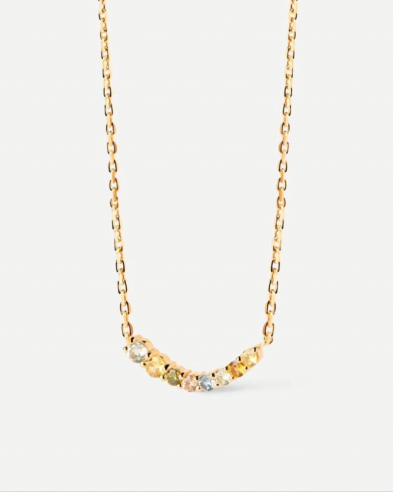 Collar delicado de plata bañada en oro con un set ondulado de circonitas multicolores