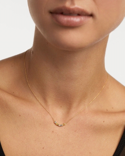 Collar delicado de plata bañada en oro con un set ondulado de circonitas multicolores