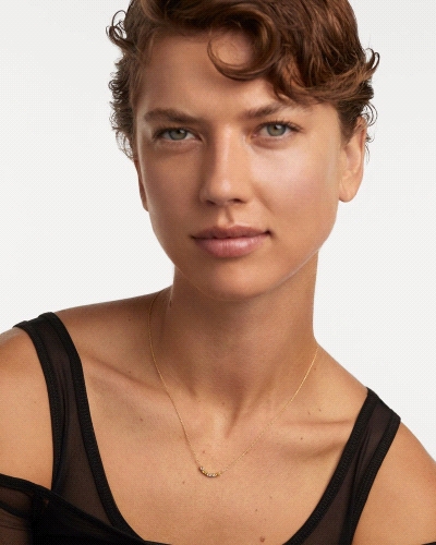 Collar delicado de plata bañada en oro con un set ondulado de circonitas multicolores