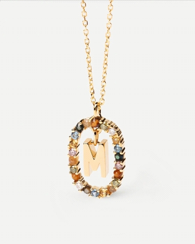 Collar de inicial M en plata con baño de oro, rodeada de piedras de colores
