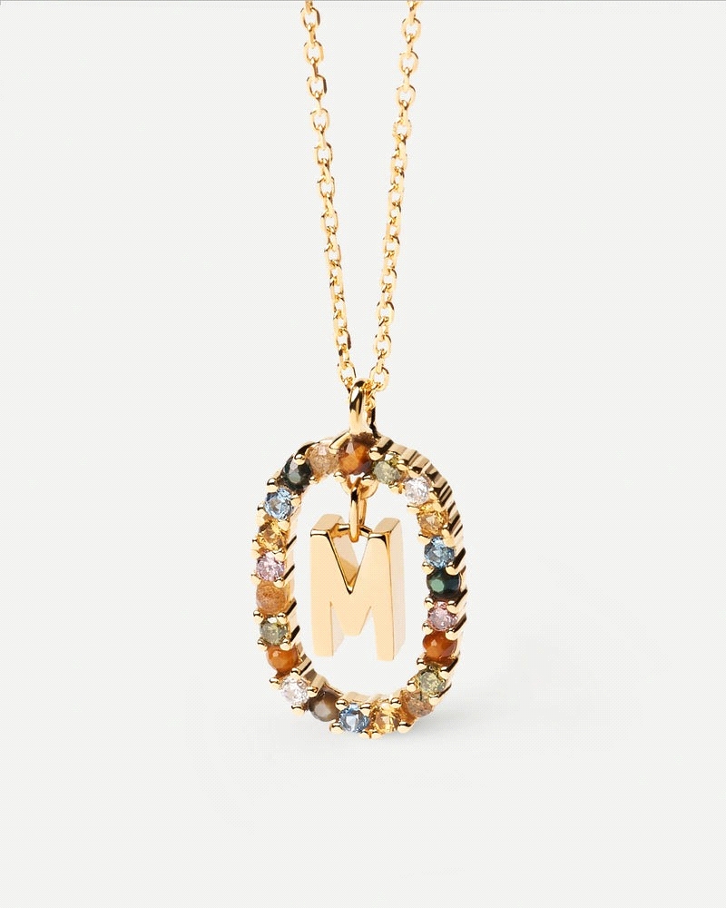 Collar de inicial M en plata con baño de oro, rodeada de piedras de colores