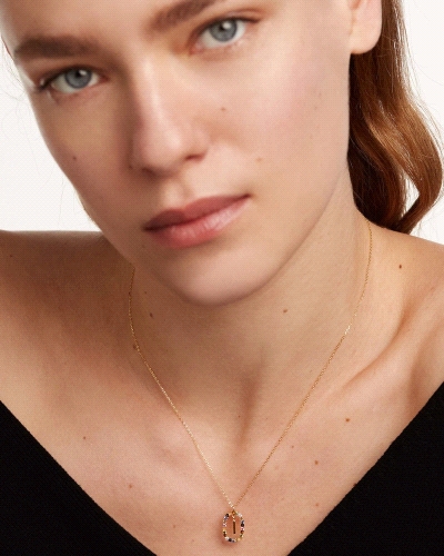 Collar de inicial M en plata con baño de oro, rodeada de piedras de colores