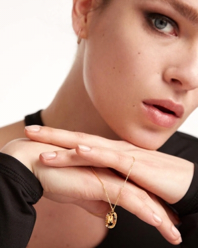 Collar de inicial M en plata con baño de oro, rodeada de piedras de colores