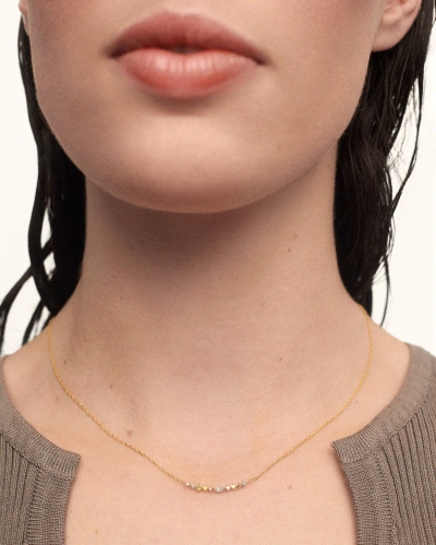 Collar cadena adornado con circonitas multicolor con tamaños y formas diferentes