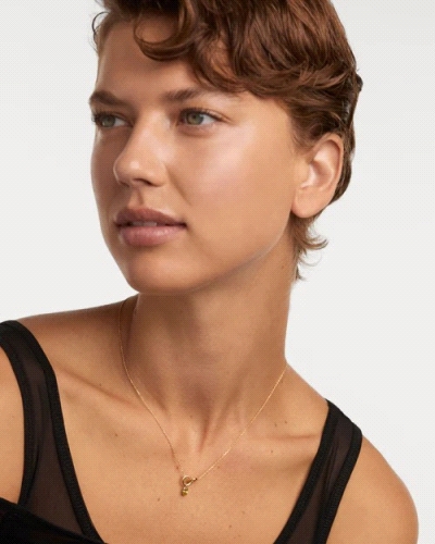 Collar con dos anillos entrelazados y un colgante de circonita verde en forma de gota