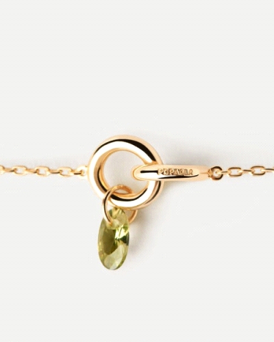 Collar con dos anillos entrelazados y un colgante de circonita verde en forma de gota