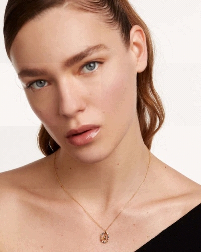 Collar de inicial A en plata con baño de oro, rodeada de piedras de colores