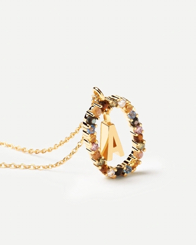 Collar de inicial A en plata con baño de oro, rodeada de piedras de colores