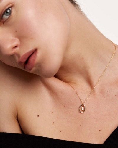 Collar de inicial A en plata con baño de oro, rodeada de piedras de colores