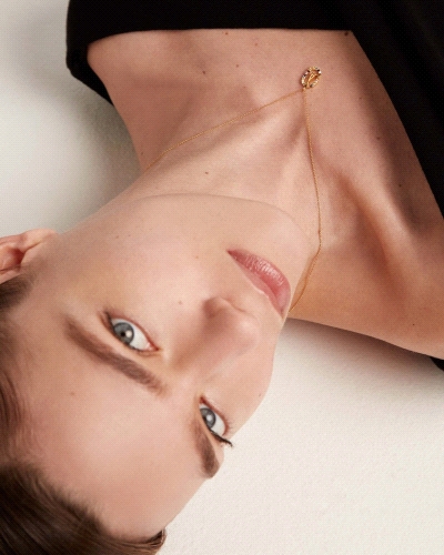 Collar de inicial A en plata con baño de oro, rodeada de piedras de colores