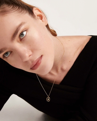 Collar de inicial A en plata con baño de oro, rodeada de piedras de colores