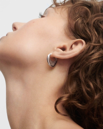 Aros fluidos de plata con diseño irregular y base abombada