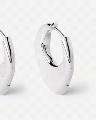 Aros fluidos de plata con diseño irregular y base abombada