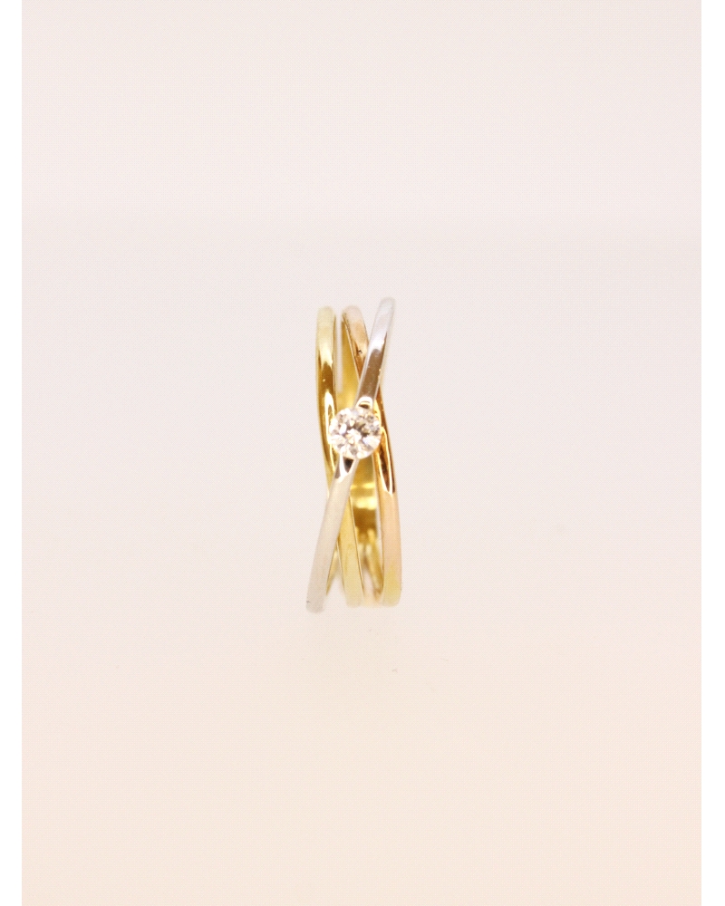 <P>Anillo de oro amarillo,&nbsp;blanco y rosa&nbsp;de 9 quilates con diseño cruzado y una circonita central que aporta un brillo