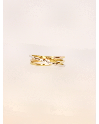 <P>Anillo de oro amarillo,&nbsp;blanco y rosa&nbsp;de 9 quilates con diseño cruzado y una circonita central que aporta un brillo