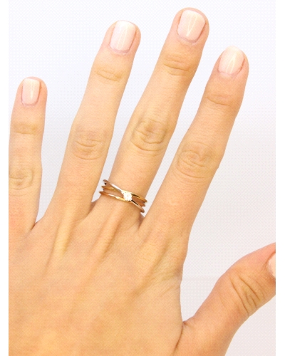 <P>Anillo de oro amarillo,&nbsp;blanco y rosa&nbsp;de 9 quilates con diseño cruzado y una circonita central que aporta un brillo